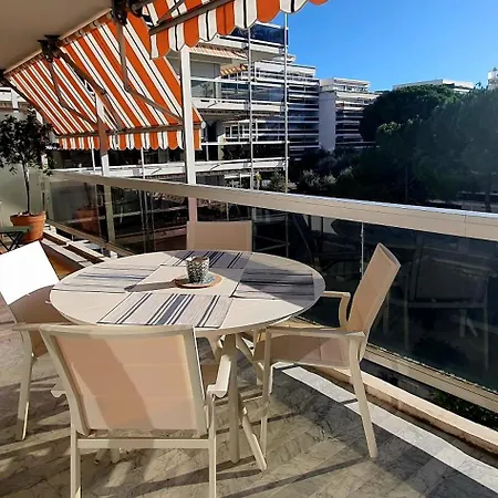 Beautiful 2-bedroom With Sea View In Antibes