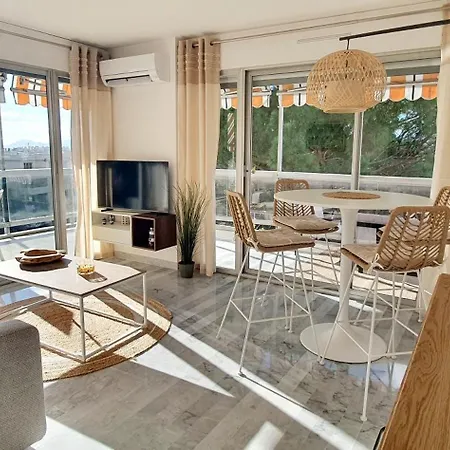 Appartamento Beautiful 2-bedroom With Sea View In Antibes