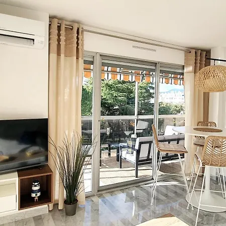 Beautiful 2-bedroom With Sea View In 앙티브
