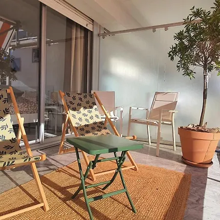 Beautiful 2-bedroom With Sea View In Appartement